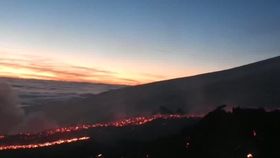 VIDEO Mii de turiști își riscă viață pe vulcanul Etna. Oamenii nu țin cont de restricții